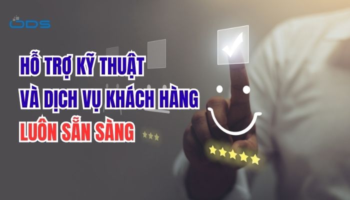 Nhân viên kỹ thuật đang tư vấn và hỗ trợ khách hàng xử lý sự cố máy chủ qua tổng đài dịch vụ