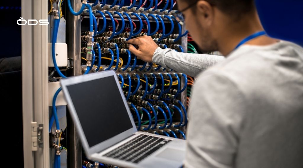 Máy chủ được bảo vệ trong môi trường ổn định và có giám sát 24_7